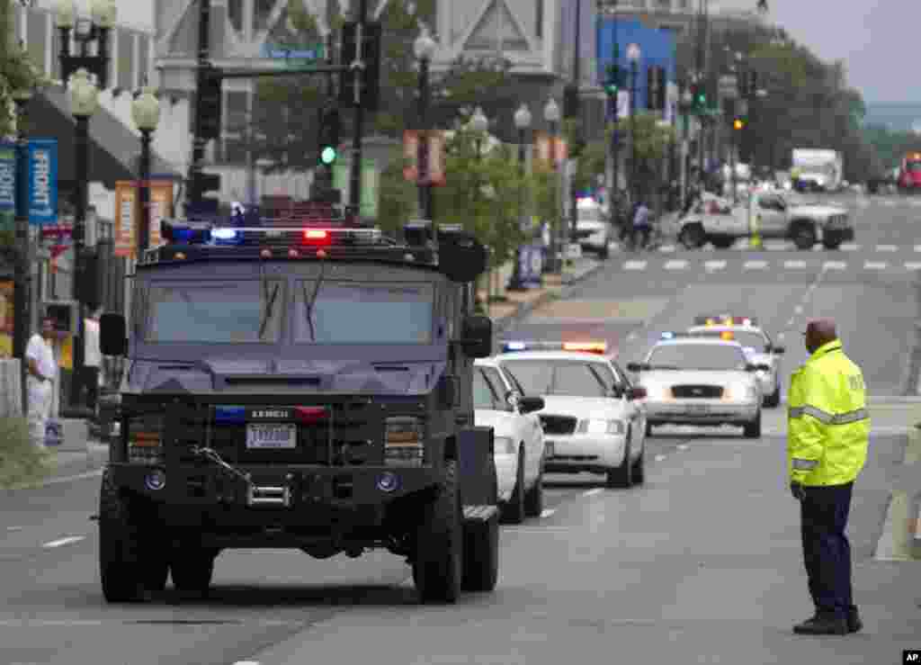 Polisi berjaga-jaga di sekitar markas Angkatan Laut Washington. 