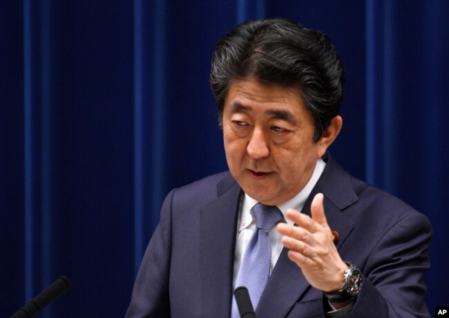 ນາຍົກລັດຖະມົນຕີ ຍີ່ປຸ່ນ ຊິນໂຊ ອາເບະ ຕອບຄຳຖາມ ຈາກນັກຂ່າວທ່ານນຶ່ງ ໃນລະຫວ່າງກອງປະຊຸມ ຖະແຫລງຂ່າວ ຢູ່ທີ່ສຳນັກງານນາຍົກລັດຖະມົນຕີ ໃນນະຄອນຫຼວງ ໂຕກຽວ, ວັນທີ 20 ກໍລະກົດ 2018.