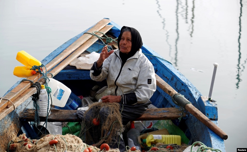 Chrifa Nimri, 69 ans, pêcheuse, après son retour de pêche au port de Sidi Bou Saïd, à Tunis, en Tunisie, le 23 février 2017.