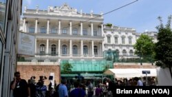 Media crowd outside the venue for the Iran nuclear talks, the Palais Coburg hotel, Vienna, Austria, June 30, 2015.