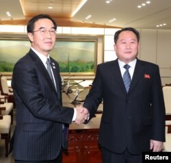 한국 측 수석대표인 조명균 한국 통일부 장관(왼쪽)과 북한 측 수석대표인 리선권 조국평화통일위원회 위원장이 9일 판문점 남측 평화의 집에서 열린 남북 고위급회담을 마친 뒤 악수하고 있다.