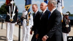 彭斯副总统抵达五角大楼发表有关组建太空军的讲话，迎接他的是国防部长马蒂斯和副部长沙纳汉。（2018年8月9日）