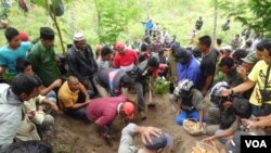 Ratusan warga masyarakat di Kabupaten Bener Meriah, Aceh Timur menyaksikan proses penggalian pada tanggal 17 Juli 2012 yang terletak sekitar 1 kilometer dari jalan lintas Bireuen – Takengon Km 77 (foto dokumentasi: KontraS Aceh).