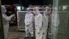 COVID-19 သံသယလူနာကို ရန်ကုန်မြို့က ကွာရမ်တင်းစင်တာတခုကို လွှဲပြောင်းနေတဲ့ PPE ဝတ် စေတနာ့ဝန်ထမ်းများ။ (အောက်တိုဘာ ၉၊ ၂၀၂၀)