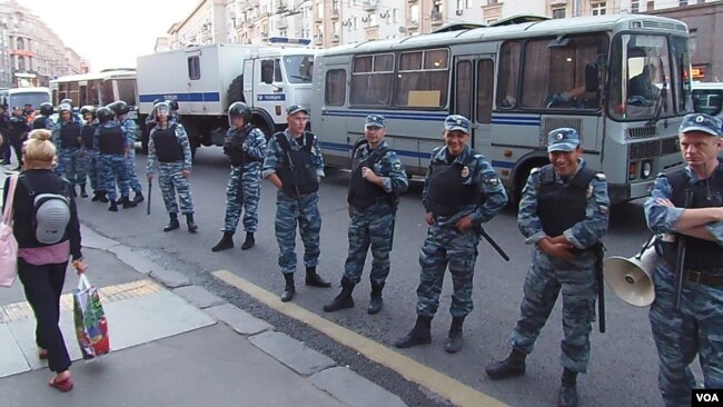 2013年莫斯科市中心支持反对派领袖纳瓦尔尼示威中的俄罗斯警察。警察无法保护活动人士，许多示威中的暴力攻击事件由警察所为。
