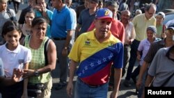 Le candidat à la présidentielle vénézuélienne Henri Falcon en campagne dans le bidonville de Catia à Caracas, le 2 avril 2018.