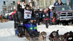 Defending Iditarod Trail Sled Dog Race champion Dallas Seavey waves to the crowd at the start line of the 1,600-kilometer (1,000-mile) race, in Anchorage, Alaska, March 5, 2016.
