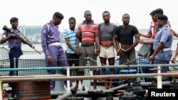 Angkatan Laut Nigeria menahan 4 orang tersangka perompak di pelabuhan Lagos (foto: dok). Perompak menyandera 2 warga AS Rabu 23/10. 