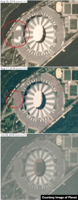 ‘플래닛 랩스'가 촬영한 평양 능라도 경기장의 위성사진. 경기장 안쪽이 흰색으로 덮여 있는 가운데 17일과 18일 위성사진(왼쪽부터)에선 경기장 밖에 흰색 물체와 인파가 확인된다. 맨 오른쪽은 지난달 28일 촬영된 위성사진. 사진 제공=Planet Labs Inc.