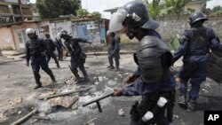 Polisi wa kupambana na ghasia wa DRC wakiondowa vizuizi vya barabarani Kinshasa December 10, 2011. 