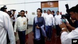 သံတမန္ေတြနဲ႔ေတြ႔ဆံုရန္ ေဒၚေအာင္ဆန္းစုၾကည္ေရာက္ရွိလာစဥ္။ (ဧၿပီ ၂၂၊ ၂၀၁၆)
