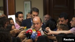 Menteri ekonomi Spanyol, Luis de Guindos berbicara kepada media sebelum melakukan pertemuan dengan parlemen Spanyol di Madrid (23/7). 