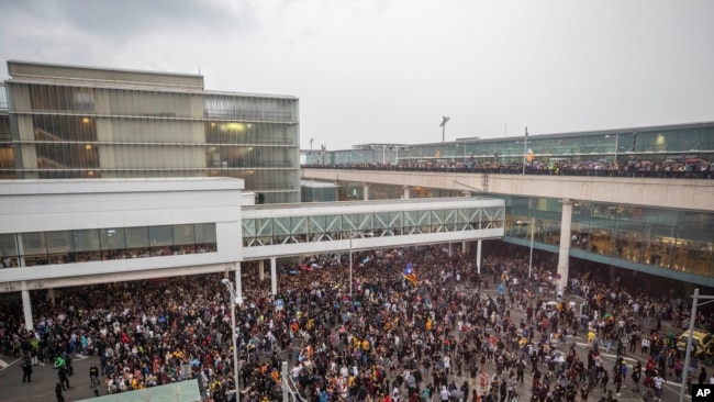 Manifestantes bloquean el aeropuerto El Prat de Barcelona, España, el 14 de octubre de 2019.