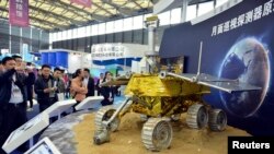 Prototipo del explorador lunar chino, en la Feria Industrial de Shangai. Un vehículo similar tiene problemas mecánicos en la supeficie de la luna.