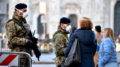 Tư liệu: Quân nhân Ý mang khẩu trang tuần tiễu quảng trường Duomo ở Milan, hôm 24/2/2020. (Claudio Furlan/Lapresse via AP)