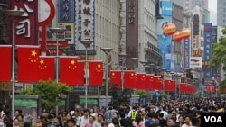 Warga Tiongkok memadati distrik perbelanjaan di Nanjing, Shanghai (foto: dok). Kemajuan ekonomi Tiongkok ternyata mendorong keinginan warganya untuk beremigrasi ke negara lain.