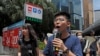 Aktivis prodemokrasi Hong Kong, Joshua Wong (kanan) dan Agnes Chow (kiri) berjalan menuju markas polisi di Hong Kong, 21 Juni 2019.