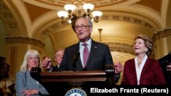 រូបឯកសារ៖ លោក Chuck Schumer ប្រធាន​​ព្រឹទ្ធសភា​សំឡេង​ភាគ​ច្រើន​នៃ​គណបក្ស​ប្រជាធិបតេយ្យ​ ថ្លែង​ទៅ​កាន់​អ្នក​សារព័ត៌មាន​នៅ​វិមាន​សភា​សហរដ្ឋ​អាមេរិក ក្នុង​រដ្ឋធានី​វ៉ាស៊ីនតោន ថ្ងៃទី១៣ ខែកក្កដា ឆ្នាំ២០២១។ 