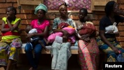 افریقی شہر بنگوئی کے میڈیسن اسپتال میں خواتین ڈاکٹر سے ملنے کے لیے اپنی باری کا انتظار کر رہی ہیں۔ فائل فوٹو