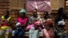 Para wanita menunggu bayi mereka diperiksa di rumah sakit Medecins Sans Frontieres (MSF) dekat bandara ibu kota Bangui 4 Maret 2014, sebagai illustrasi. (Foto: REUTERS / Siegfried Modola)