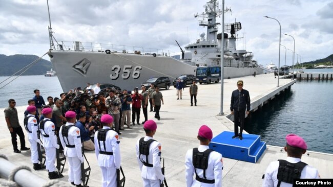 Presiden Joko Widodo hari Rabu (8/1) mengunjungi perairan Natuna dan memeriksa kesiapan pasukan Bakamla di lapangan (Courtesy: Setpres RI).