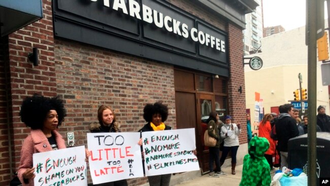 Manifestantes protestan frenta a un Starbucks en Filadelfia, el 15 de abril, de 2018, donde dos hombres negros fueron arrestados.