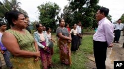 Menteri Kepala negara bagian Rakhine Hla Maung Tin (kanan) menenangkan para pengungsi di desa Shwehlay, kota Thandwe, Rakhine (3//10). (AP/Khin Maung Win)