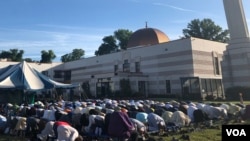 Sebagian warga Muslim melakukan sholat Idul Fitri di bagian luar masjid Muslim Community Center (MCC), Silver Spring, Maryland. (VOA/Arif Budiman)