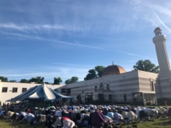 Warga Muslim melakukan sholat Idul Fitri di masjid Muslim Community Center (MCC), Silver Spring, Maryland. (VOA/Arif Budiman)