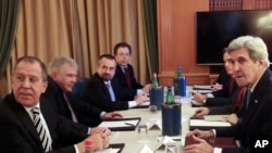 Menlu AS John Kerry (kanan) dan Menlu Rusia Sergey Lavrov dalam pertemuan bilateral di Roma (2/12). 