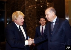 British Foreign Secretary Boris Johnson, left, and Turkish President Recep Tayyip Erdogan shake hands before a meeting in Antalya, Turkey, March 24, 2017. U.S. Secretary of State Rex Tillerson will visit Turkey before going to Brussels in early April.