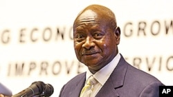 Rais wa Uganda Yoweri Museveni akizungumza na waandishi.