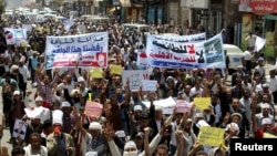 Demonstrasi anti-Houthi mendukung Presiden Yaman Abd-Rabbu Mansour Hadi di kota Ibb (21/3). (Reuters/Mohammed al-Moailme)