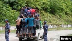 Warga etnis Rakhine yang melarikan diri dari Maungdaw setelah penyerangan oleh kelompok pemberontak Arakan Rohingya Salvation Army (ARSA), tiba di Buthidaung, Myanmar, 28 Agustus 2017.