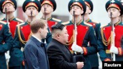 Pemimpin Korea Utara, Kim Jong-un, disambut dengan upacara kehormatan saat tiba di Vladivostok, Rusia Rabu (25/4).