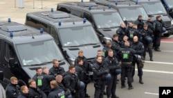 Agentes da policia em Chemnitz
