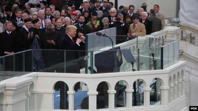File: ពិធីស្បថចូលកាន់តំណែងរបស់ប្រធានាធិបតីទី៤៥ របស់សហរដ្ឋអាមេរិកលោក Donald Trump នៅឯវិមាន Capitol ក្នុងរដ្ឋធានីវ៉ាស៊ីនតោន កាល ពីថ្ងៃទី២០ ខែមករា ឆ្នាំ២០១៧។ (រូបថតដោយ ស្រេង លក្ខិណា/VOA Khmer)