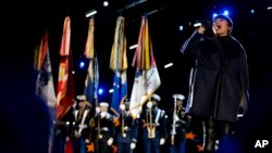 La cantante Jennifer Hudson interpreta el himno nacional de EE.UU. durante el Concierto por el Valor en Washington.