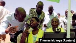 Maafisa wa IEBC wakikagua kitambulisho cha mpigaji kura katika viunga vya Kibera Kenya