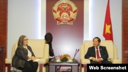 Bộ Thông tin và truyền thông Trương Minh Tuấn và bà Ann Lavin, Giám đốc Chính sách công và quan hệ chính phủ, Google khu vực Châu Á – Thái Bình Dương trong một cuộc gặp tại Hà Nội hôm 17/1/2018. (Ảnh: VietnamNet)