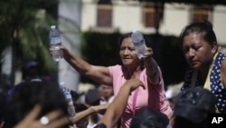 Stanovnici Tapačule u Meksiku dele vodu migrantima koji se kreću ka SAD