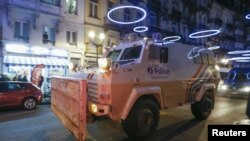 Sebuah kendaraan lapis baja tampak sementara pasukan kemamanan khusus Belgia berpatroli selagi polisi melakukan razia di Brussels, Belgia, 29 Desember 2015. Menurut media Belgia, razia tersebut terkait dengan serangan maut bulan lalu di Paris. 