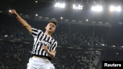 Football Juventus vs Sassuolo - Le turinois Paolo Dybala célébrant son but le 11/03/16. REUTERS/Giorgio Perottino 