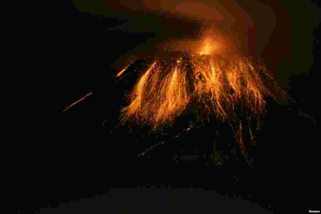 Ecuador&#39;s Tungurahua volcano spews large clouds of gas and ash near Ba&ntilde;os, south of Quito, May 8, 2013. 