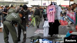  پلیس در حال بازرسی و تحقیق در محل انفجار - بانکوک، نوزدهم ژانویه