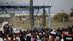 Para kerabat dan keluarga para tahanan menunggu di luar kompleks penjara Apodaca, Monterrey, pasca kerusuhan (19/2).