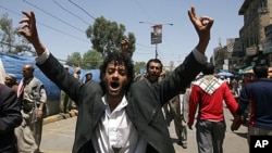 A Yemeni anti-government protester flashes the V for 'victory' sign ahead of funeral of those killed following three days of clashes between rival troops and attacks on anti-regime protesters in Sana'a, Sep, 21, 2011.