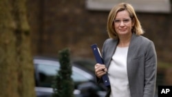 ທ່ານນາງ Amber Rudd, ລັດຖະມົນຕີກະຊວງພາຍໃນຂອງ ອັງກິດ, ເດີນທາງຮອດກອງປະຊຸມຄະນະລັດຖະມົນຕີຢູ່ຖະ
ໜົນ Downing Street ທີ 10, ນະຄອນຫຼວງ ລອນດອນ. 29 ພຶດສະພາ, 2017. 