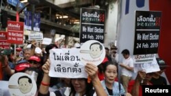 Aktivis dan mahasiswa berunjuk rasa, di Bangkok, Thailand (8/1), menuntut pemilu pertama sejak militer merebut kekuasaan dalam kudeta 2014.