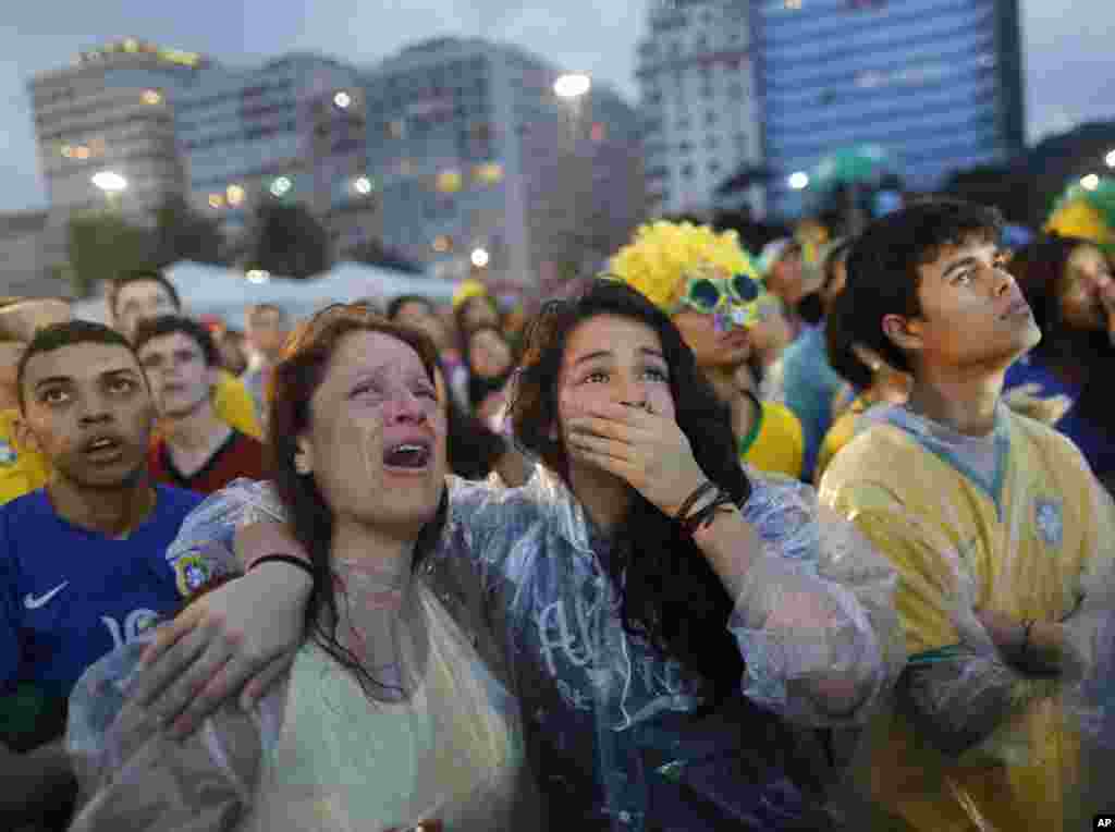 Fan Brazil tại bãi biển Copacabana ở Rio de Janeiro khóc khi chứng kiến đội nhà thua ê chề 7-1.